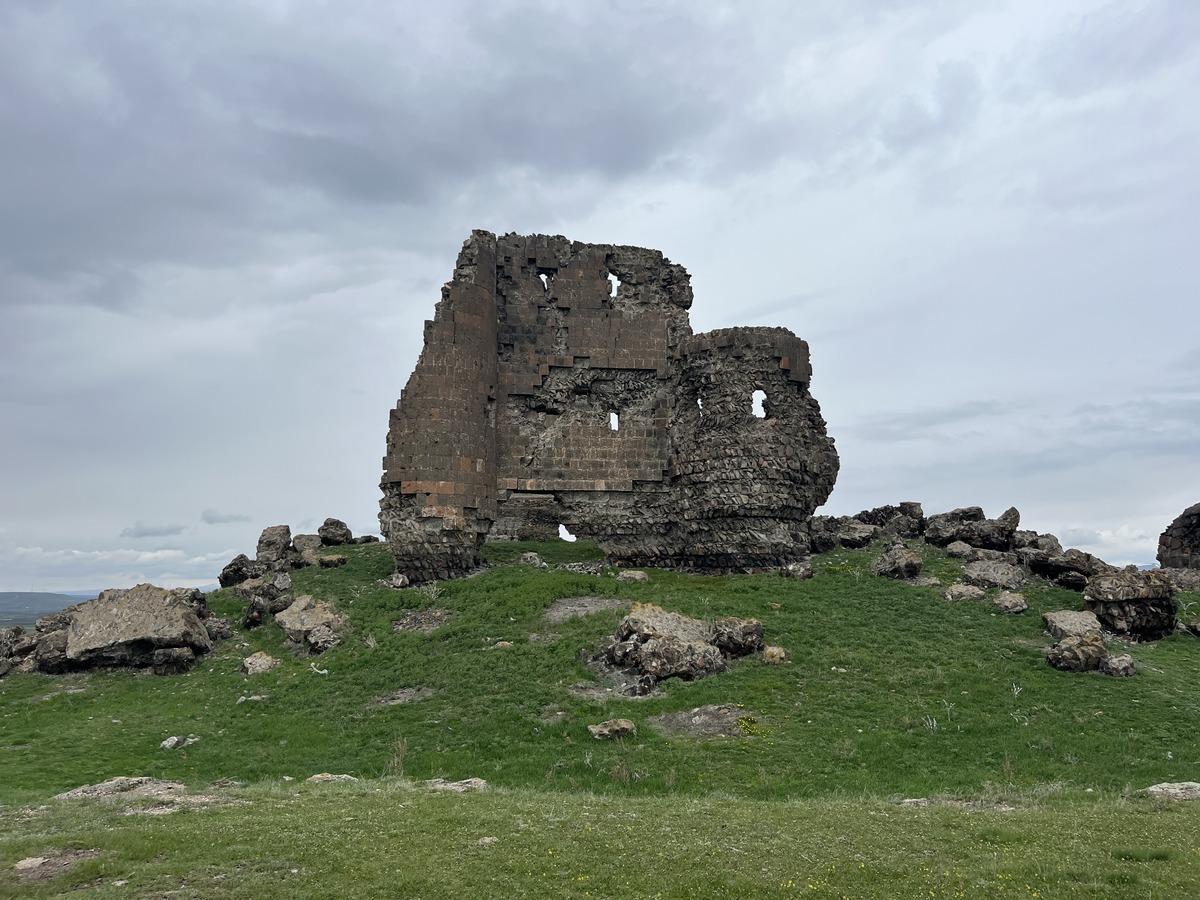 Kars&rsquo;ta tarihi kız kalesi yok olma tehlikesiyle karşı karşıya 4