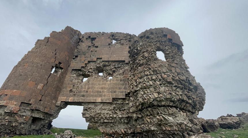 Kars&rsquo;ta tarihi kız kalesi yok olma tehlikesiyle karşı karşıya