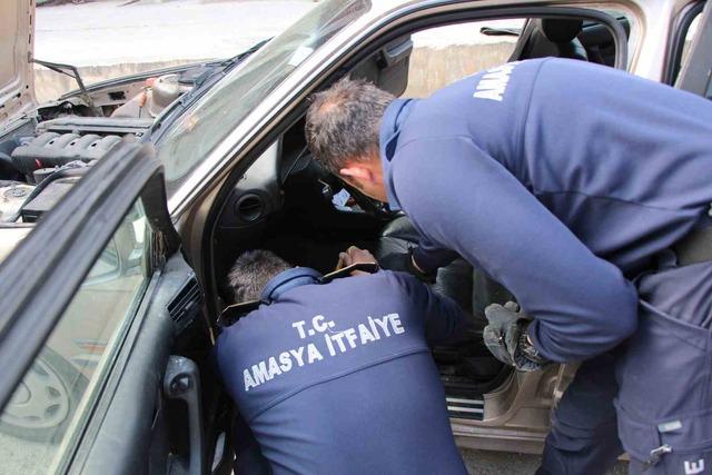 Otomobilin i&ccedil;ine giren 1,5 metrelik yılanı itfaiye erleri yakaladı 6
