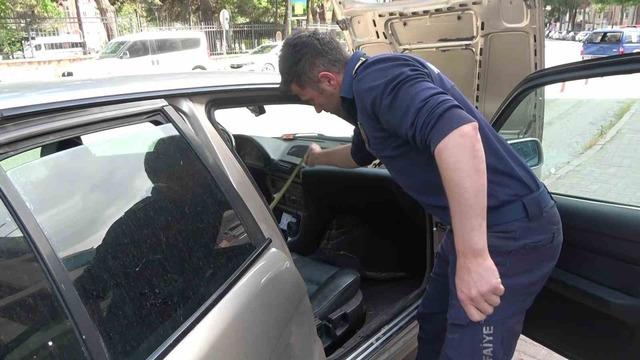Otomobilin i&ccedil;ine giren 1,5 metrelik yılanı itfaiye erleri yakaladı 4