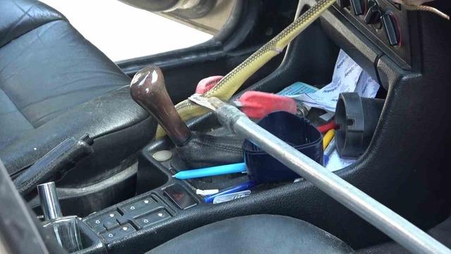 Otomobilin i&ccedil;ine giren 1,5 metrelik yılanı itfaiye erleri yakaladı 1