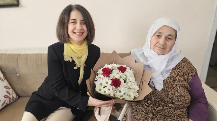 Şehit annesine duygulandıran Anneler G&uuml;n&uuml; ziyareti