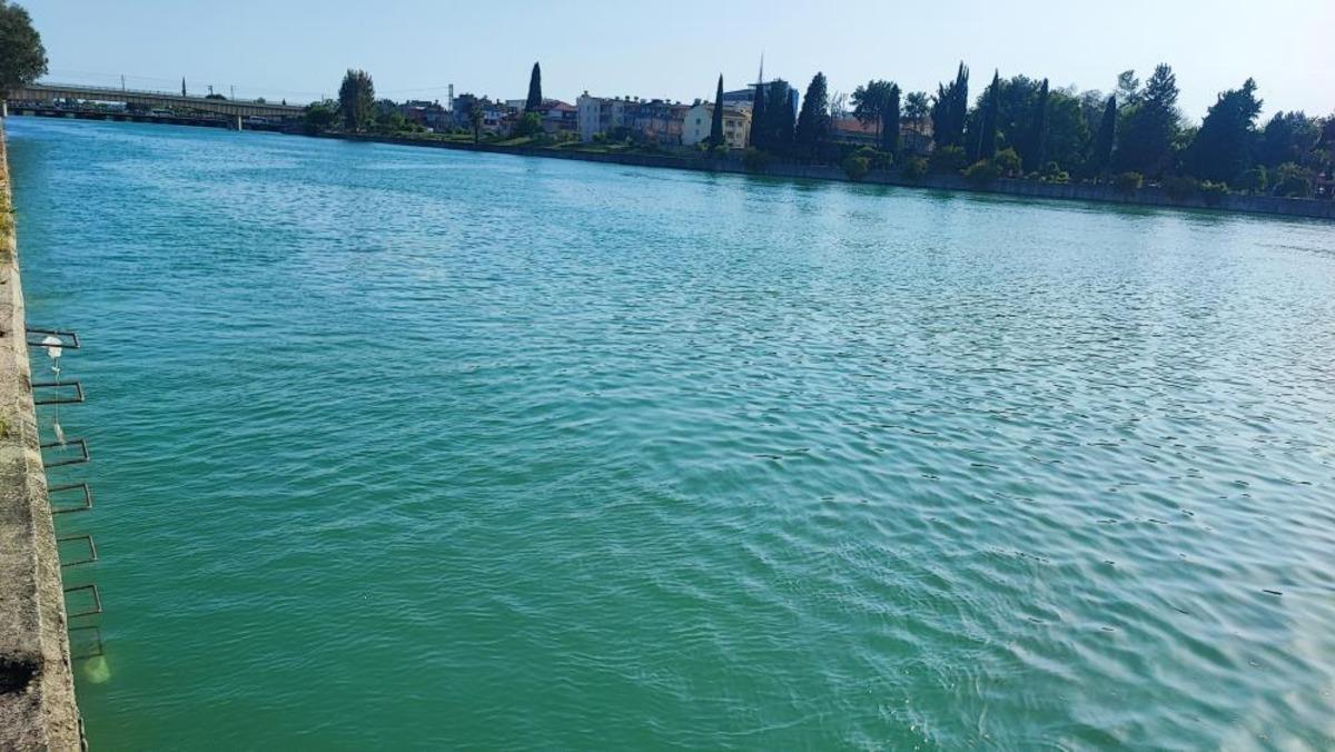 Adana da serinlemek i&ccedil;in girdiği nehirde kaybolan gen&ccedil; hastaneye kaldırıldı 1