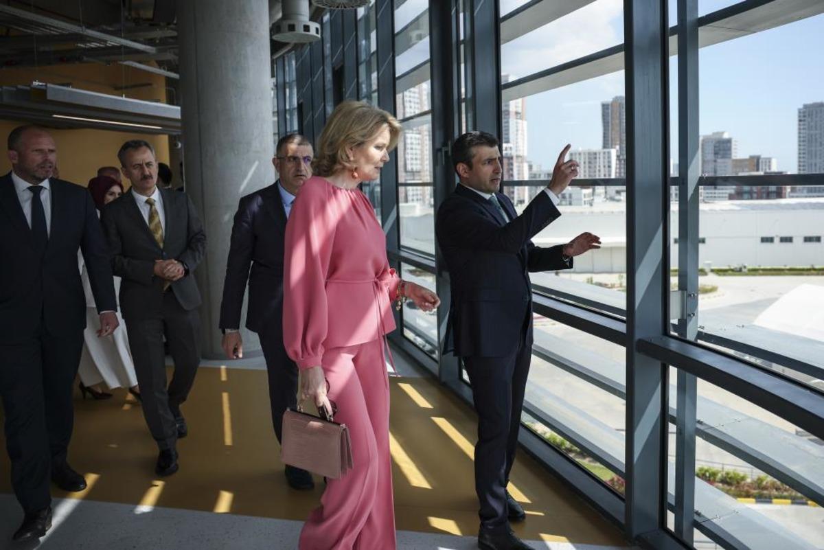 Bel&ccedil;ika Krali&ccedil;esi Mathilde, Baykar ı ziyaret etti  2