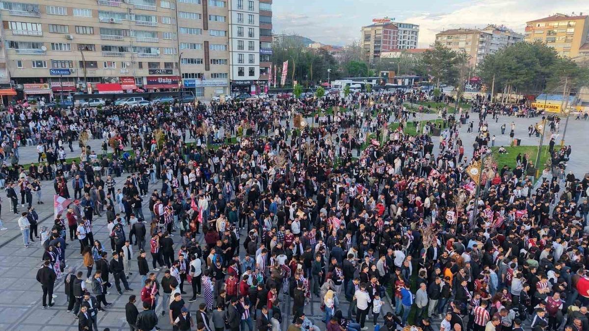 Elazığ’da binlerce taraftar, dev ekranda maçı izledi 3