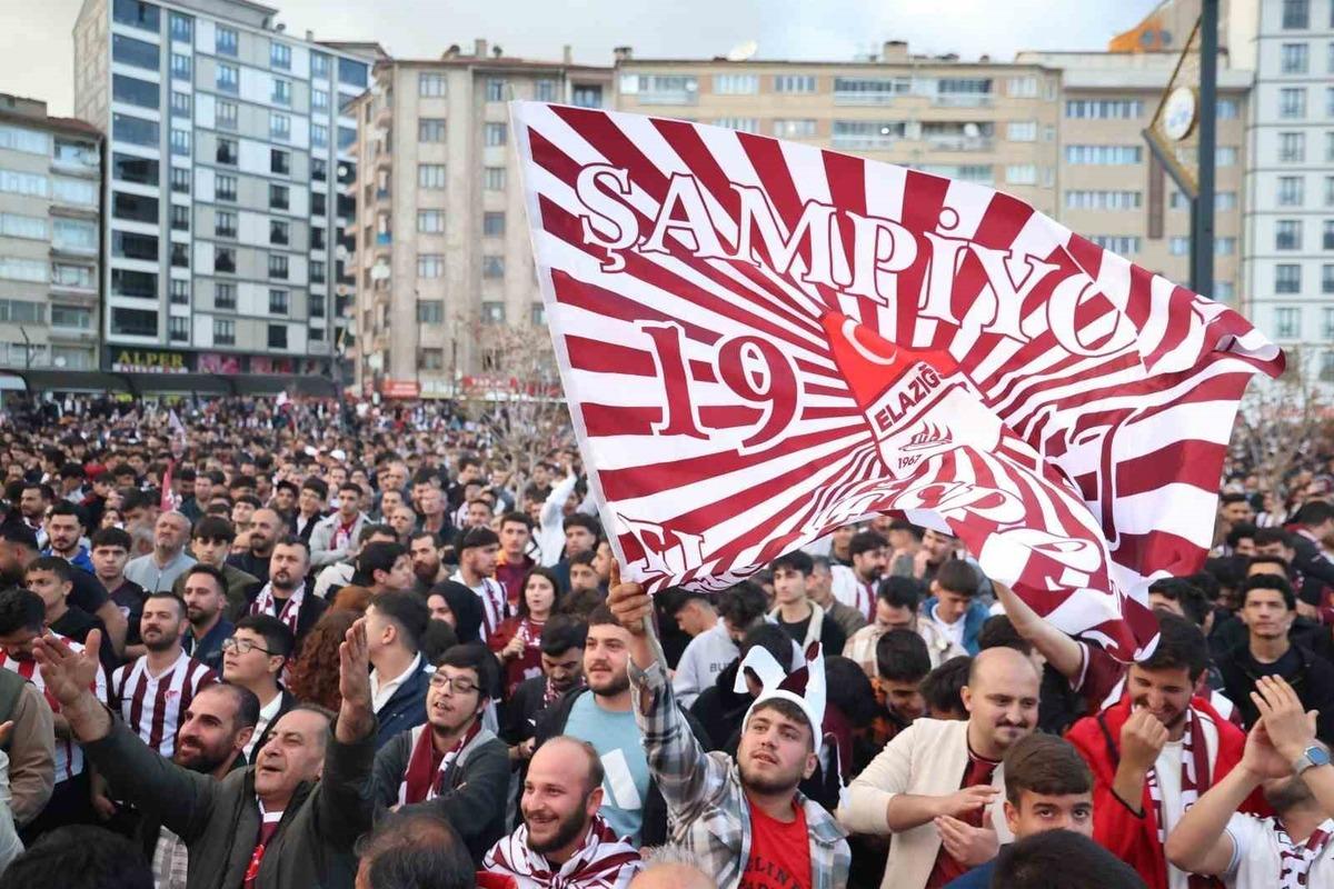 Elazığ’da binlerce taraftar, dev ekranda maçı izledi 2