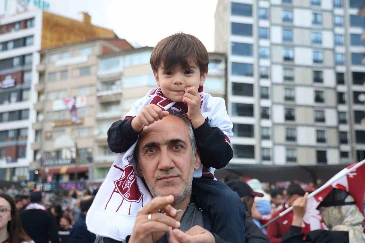 Elazığ’da binlerce taraftar, dev ekranda maçı izledi 1