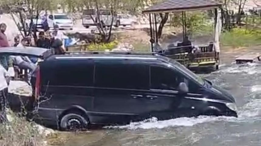 Freni boşalınca &ccedil;aya giren minib&uuml;s trakt&ouml;r yardımıyla kurtarıldı