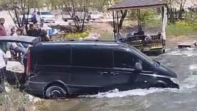 Freni boşalınca çaya giren minibüs traktör yardımıyla kurtarıldı