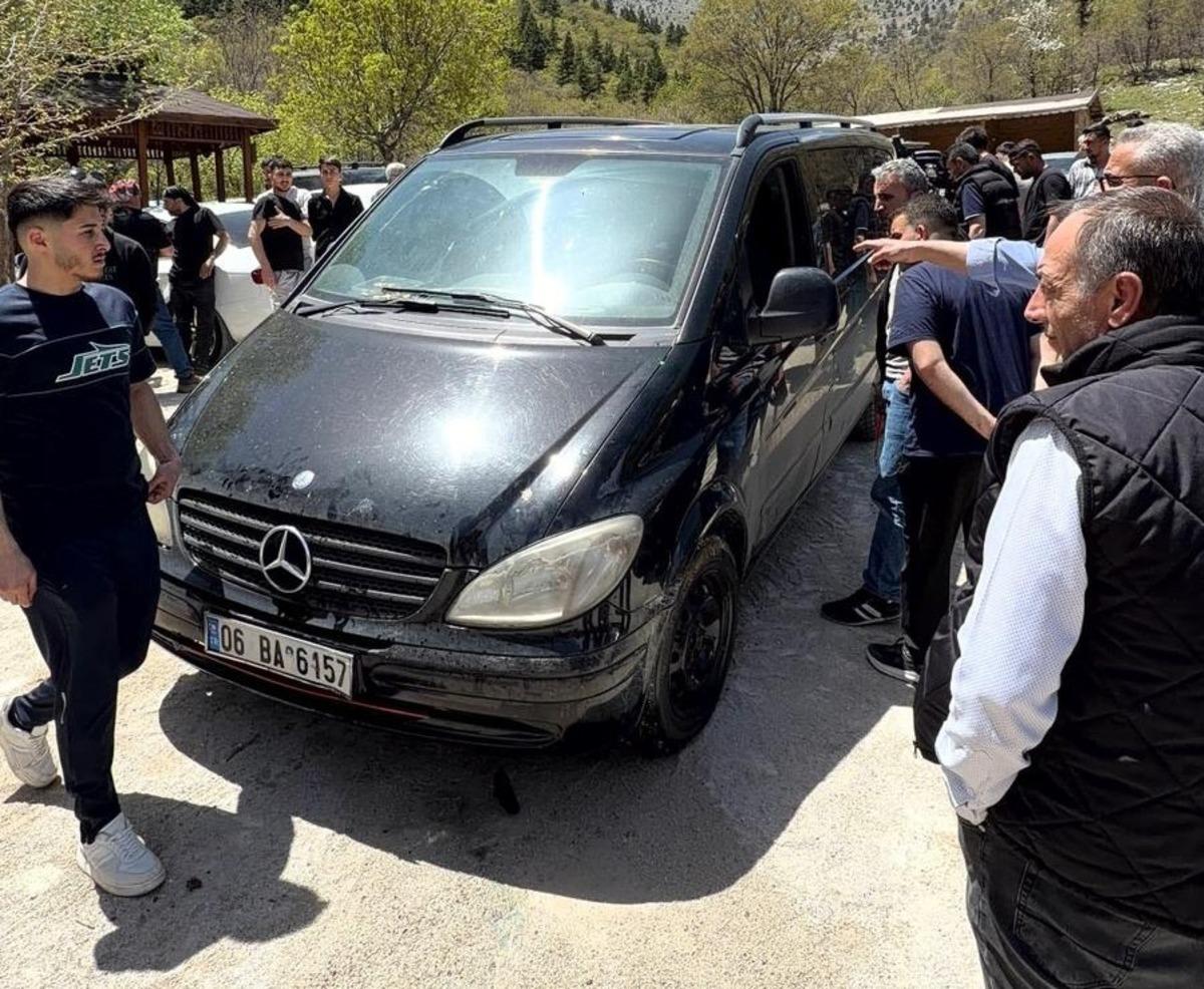 Freni boşalınca &ccedil;aya giren minib&uuml;s trakt&ouml;r yardımıyla kurtarıldı 1