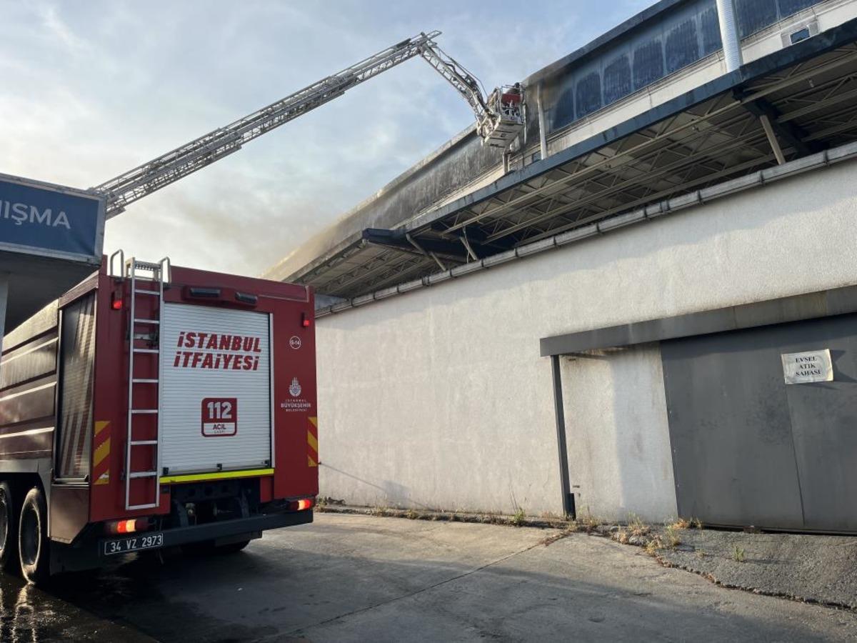 Esenyurt&rsquo;ta plastik poşet fabrikasında yangın 1