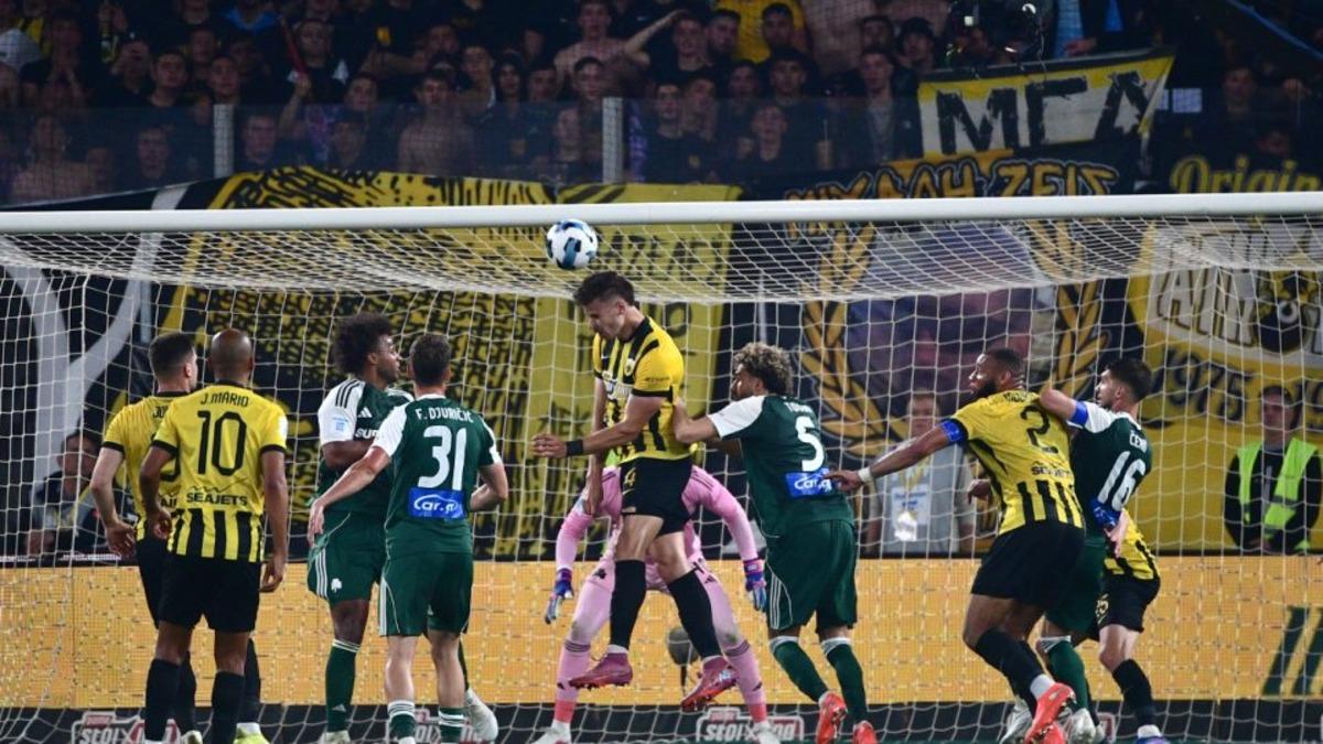 Atina da 90+4 &ccedil;ılgınlığı! AEK, Panathinaikos u Joao Mario ile devirip şampiyon oldu 2