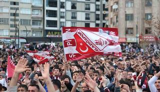 Elazığ&rsquo;da binlerce taraftar, dev ekranda ma&ccedil;ı izledi