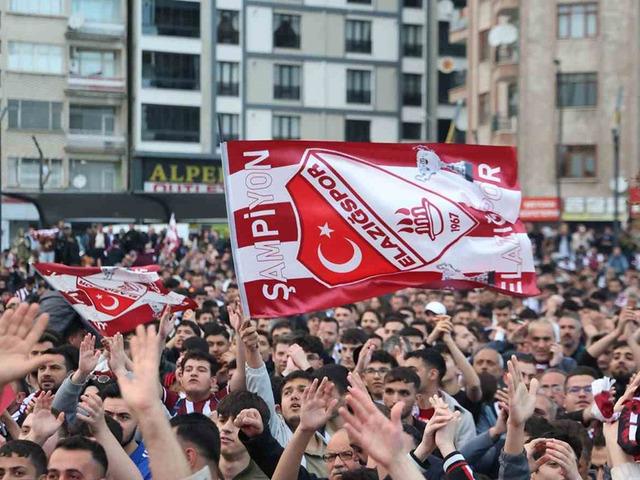 Elazığ&rsquo;da binlerce taraftar, dev ekranda ma&ccedil;ı izledi
