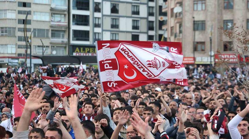 Elazığ&rsquo;da binlerce taraftar, dev ekranda ma&ccedil;ı izledi