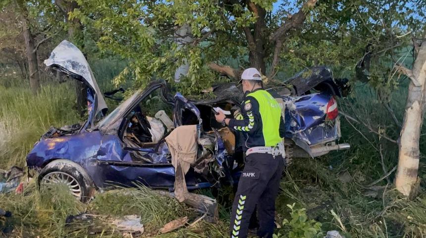 D&uuml;ğ&uuml;n konvoyunda feci kaza: 1 &ouml;l&uuml;, 1 yaralı