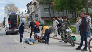 Kütahya’da yayaya yol vermek için duran otomobile motosiklet çarptı: 1 yaralı