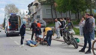 K&uuml;tahya&rsquo;da yayaya yol vermek i&ccedil;in duran otomobile motosiklet &ccedil;arptı: 1 yaralı