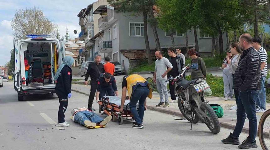 K&uuml;tahya&rsquo;da yayaya yol vermek i&ccedil;in duran otomobile motosiklet &ccedil;arptı: 1 yaralı