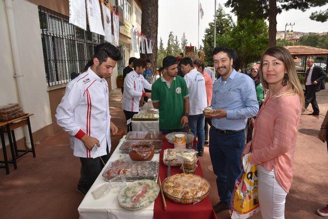 Öğrenciler yemek festivalinde hünerlerini sergiledi