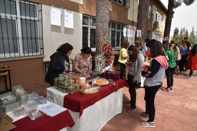 Öğrenciler yemek festivalinde hünerlerini sergiledi