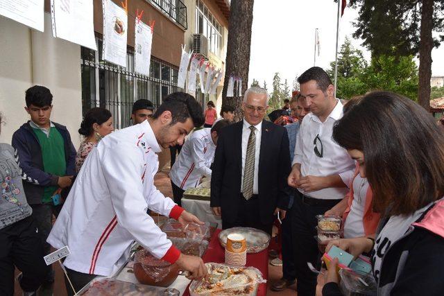 Öğrenciler yemek festivalinde hünerlerini sergiledi