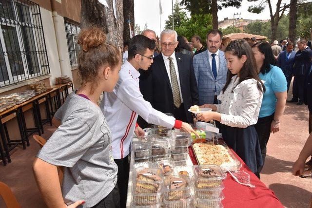 Öğrenciler yemek festivalinde hünerlerini sergiledi