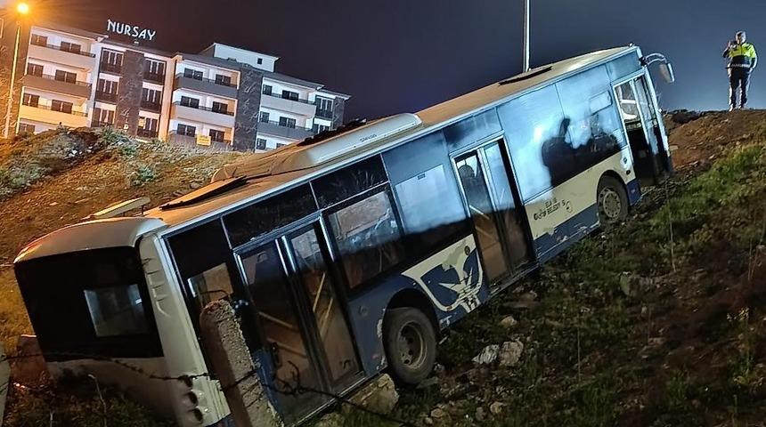 Elazığ&rsquo;da halk otob&uuml;s&uuml; şarampole u&ccedil;tu