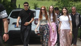 Bu sokaktan ge&ccedil;en kısmetini buluyor: 1,5 kilometre y&uuml;r&uuml;d&uuml;ler