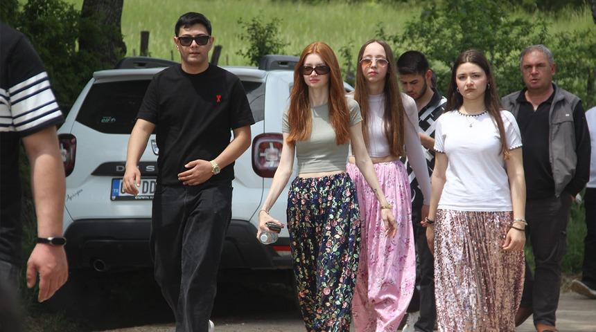 Bu sokaktan ge&ccedil;en kısmetini buluyor: 1,5 kilometre y&uuml;r&uuml;d&uuml;ler