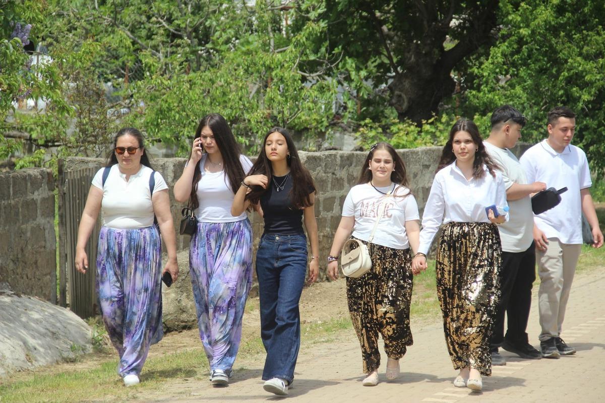 Bu sokaktan ge&ccedil;en kısmetini buluyor: 1,5 kilometre y&uuml;r&uuml;d&uuml;ler 3