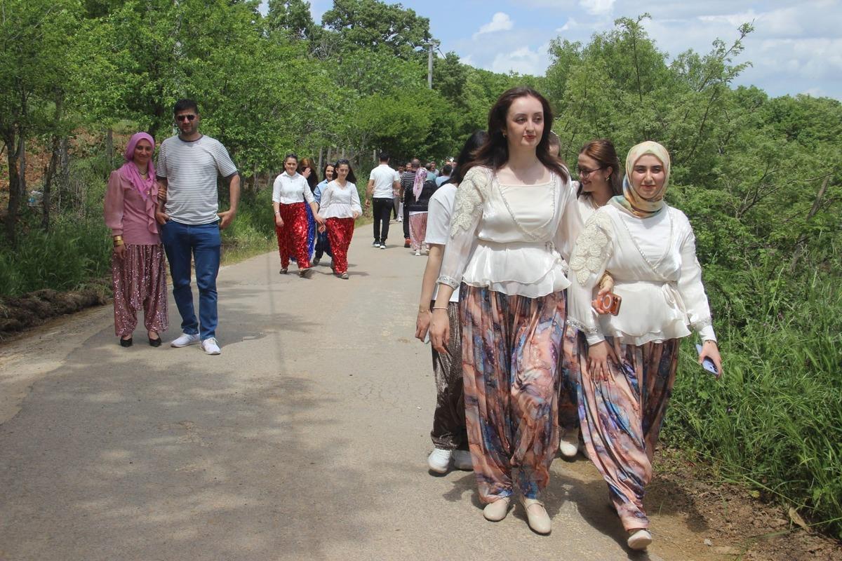 Bu sokaktan ge&ccedil;en kısmetini buluyor: 1,5 kilometre y&uuml;r&uuml;d&uuml;ler 1