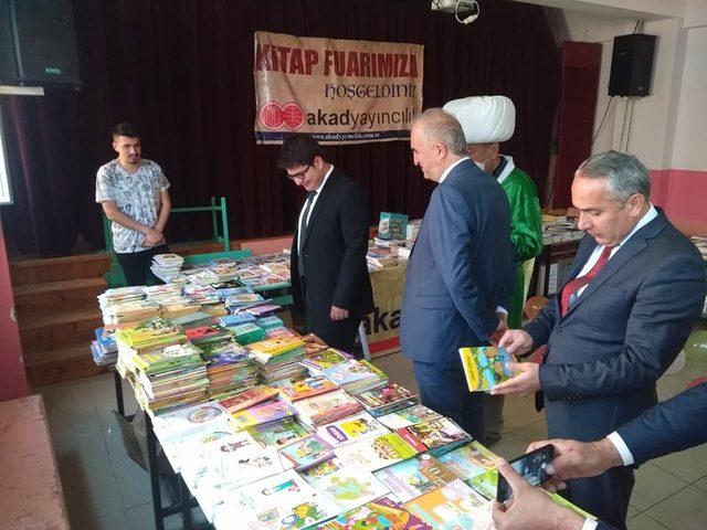Kastamonu’da öğrenciler, biriktirdikleri harçlıklarla kitap satın aldı