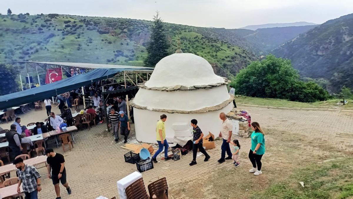 6 Mayıs ta oraya akın ettiler! Binlerce yıllık gelenek 2