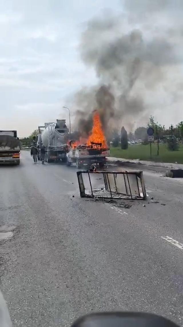 Yanan kamyonete ilk m&uuml;dahaleyi beton mikseri yaptı 3