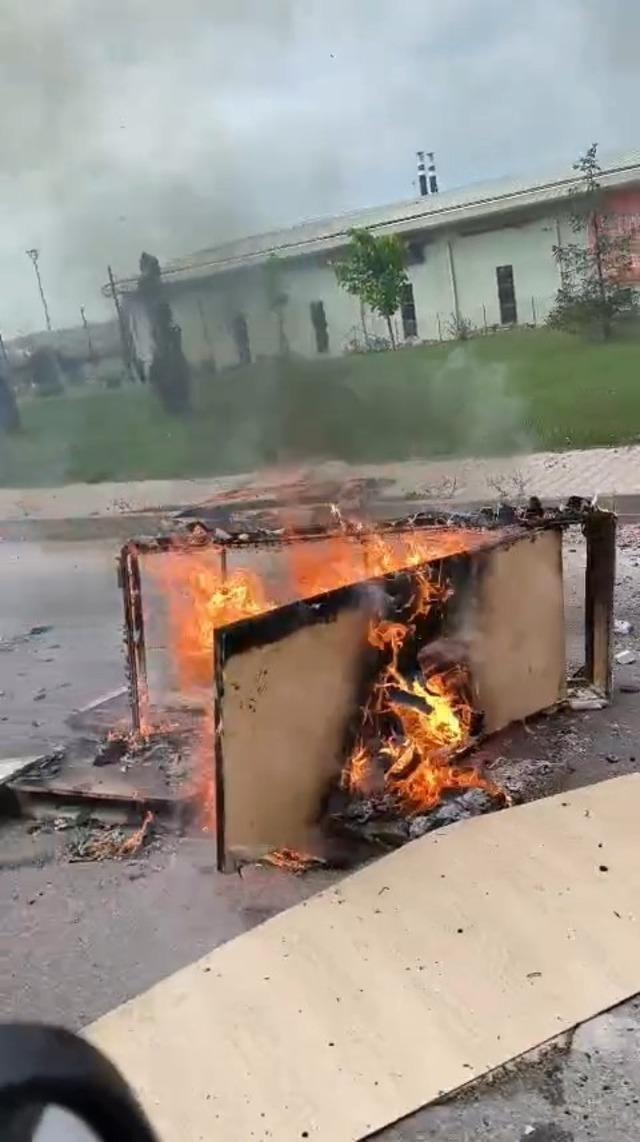 Yanan kamyonete ilk m&uuml;dahaleyi beton mikseri yaptı 2