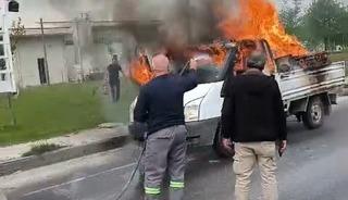 Yanan kamyonete ilk m&uuml;dahaleyi beton mikseri yaptı
