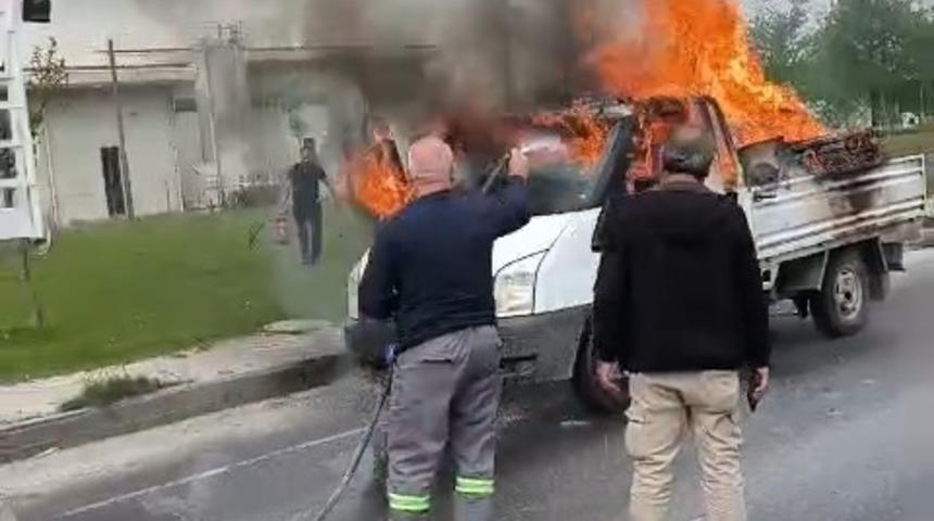 Yanan kamyonete ilk m&uuml;dahaleyi beton mikseri yaptı