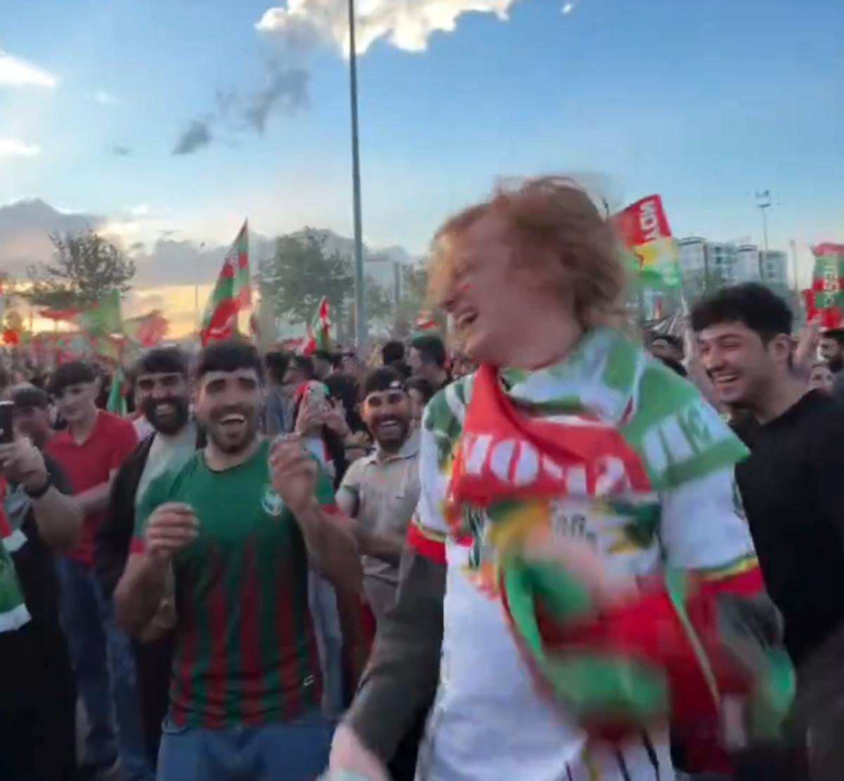 Amedspor kutlamalarında ilgin&ccedil; anlar! Amerikalı vatandaş kendinden ge&ccedil;ti 2