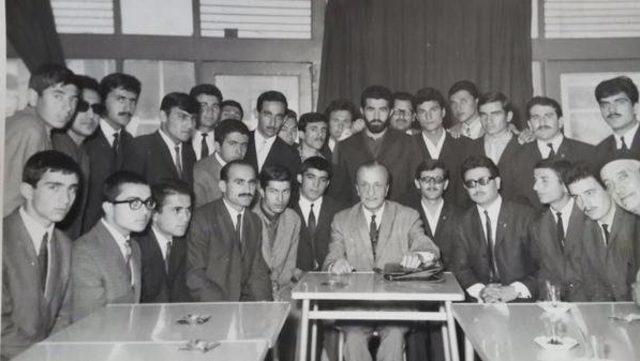Gül ve Genelkurmay Başkanı Orgeneral Hulusi Akar'ın Türk siyasal İslamı'nın en önemli ideologlarından Necip Fazıl Kısakürek ile birlikte çektirdiği fotoğraf sosyal medyada yıllar sonra yayıldı