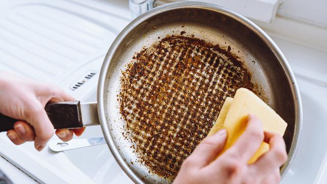 Tava dibindeki yanıklar için bunu deneyin! Tek seferde temizleniyor