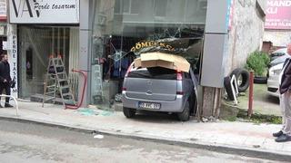Samsun’da terzi dükkanına otomobil girdi