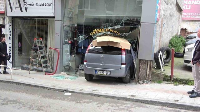Samsun’da terzi dükkanına otomobil girdi
