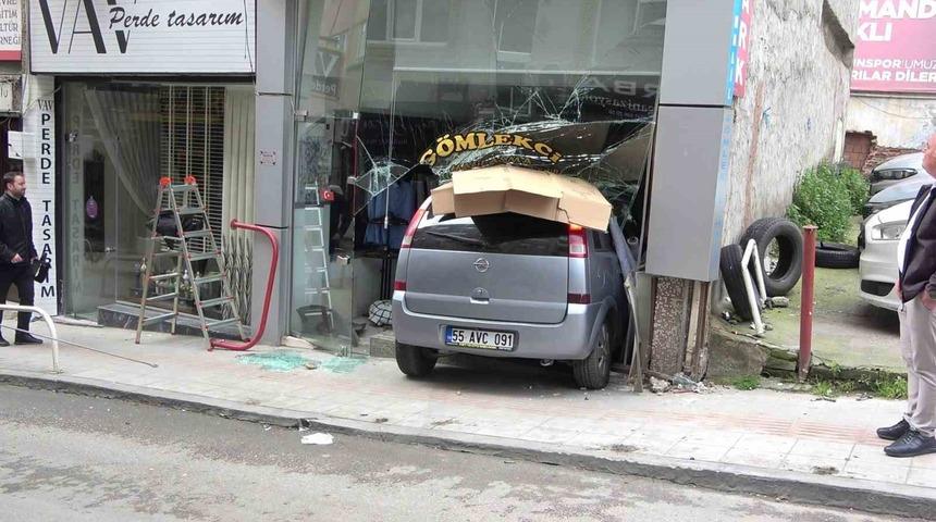 Samsun&rsquo;da terzi d&uuml;kkanına otomobil girdi