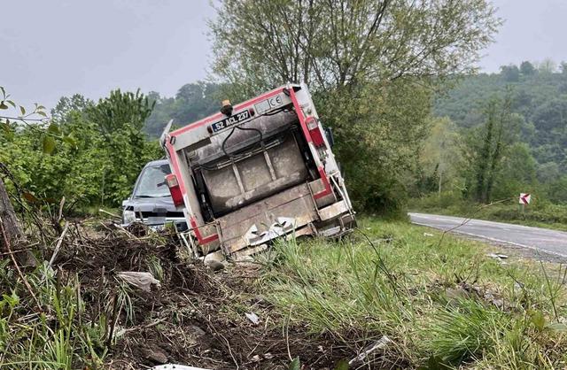 Ordu&rsquo;da &ccedil;&ouml;p kamyonu ile otomobil &ccedil;arpıştı: 3 yaralı 5