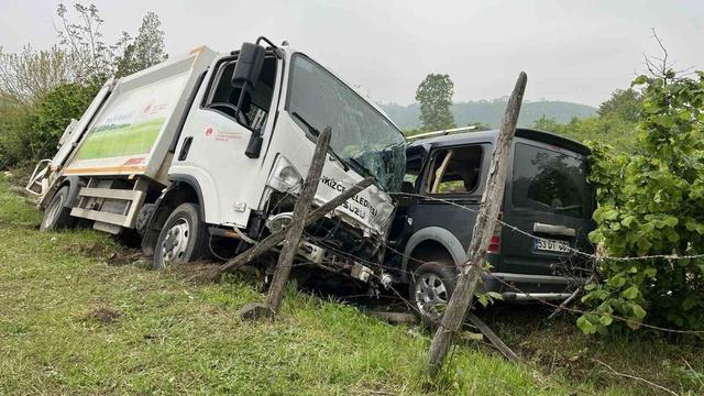 Ordu&rsquo;da &ccedil;&ouml;p kamyonu ile otomobil &ccedil;arpıştı: 3 yaralı 4