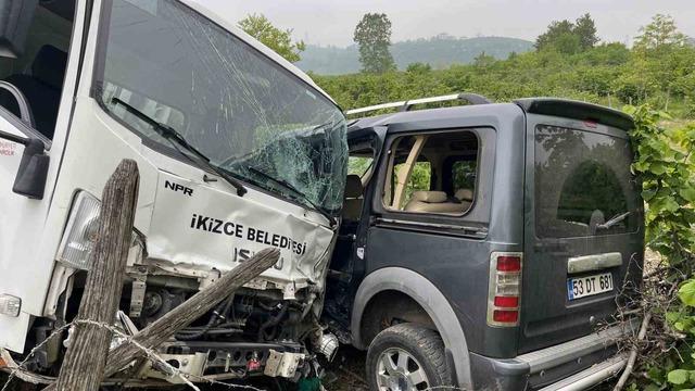 Ordu&rsquo;da &ccedil;&ouml;p kamyonu ile otomobil &ccedil;arpıştı: 3 yaralı 3