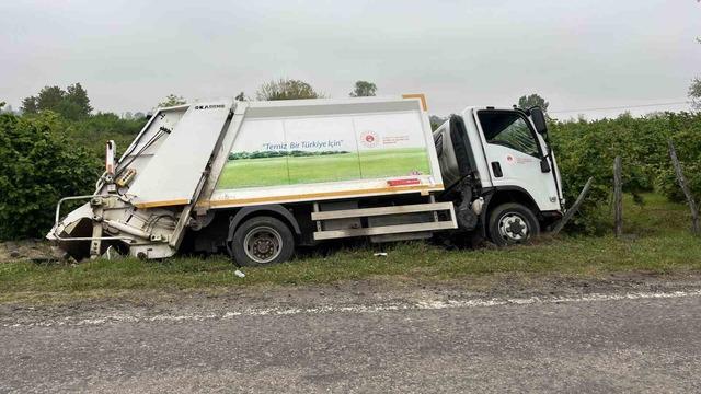 Ordu&rsquo;da &ccedil;&ouml;p kamyonu ile otomobil &ccedil;arpıştı: 3 yaralı 2