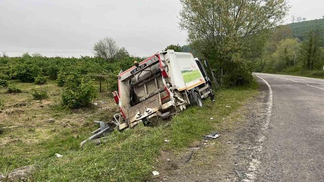 Ordu&rsquo;da &ccedil;&ouml;p kamyonu ile otomobil &ccedil;arpıştı: 3 yaralı 1