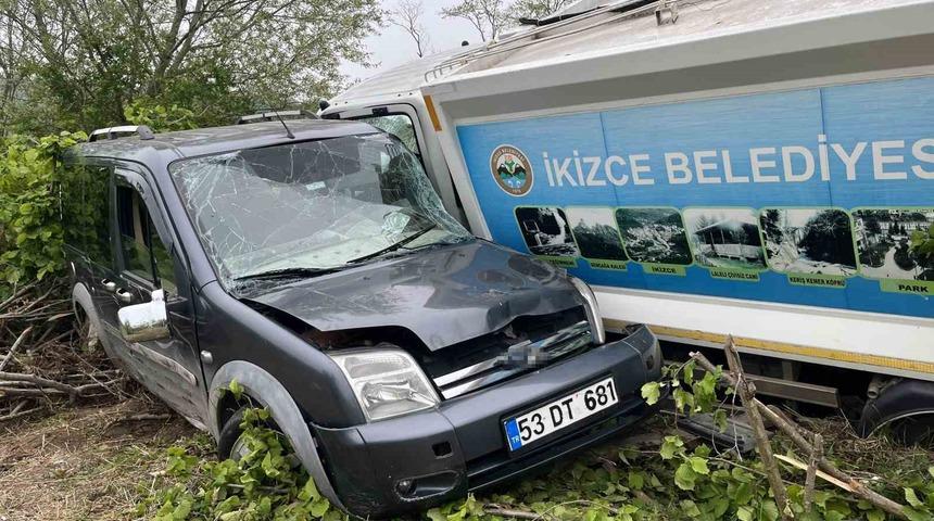 Ordu&rsquo;da &ccedil;&ouml;p kamyonu ile otomobil &ccedil;arpıştı: 3 yaralı